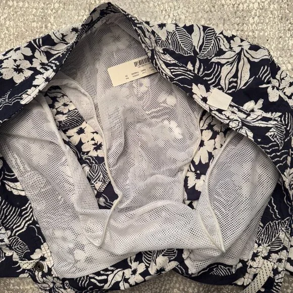 J.Crew 6.5" Tab Swim Short. Never Been Worn Size 33" Black/ White Floral Pattern - Picture 5 of 7